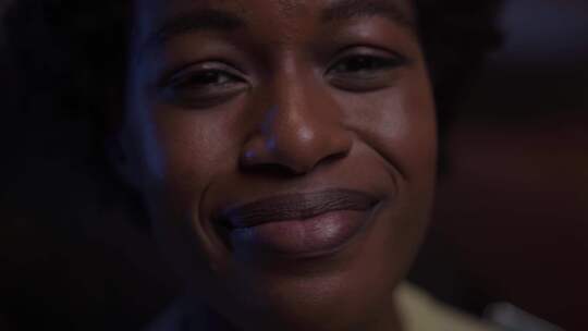 年轻黑人妇女脸上微笑的特写镜头快乐的非裔