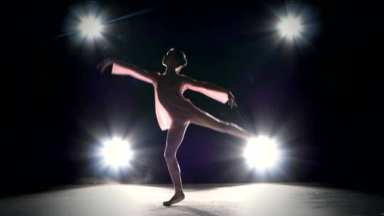 芭蕾舞演员在聚光灯下跳舞