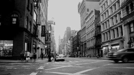 黑白城市建筑与车辆交通的老旧视频