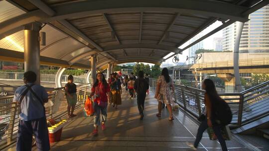 步行穿过曼谷的人行天桥视频素材模板下载