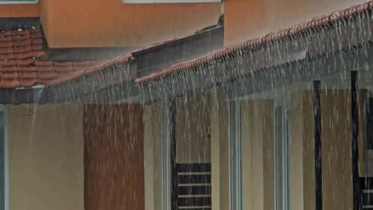 屋顶上的大雨