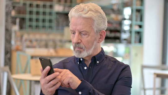 老人使用智能手机