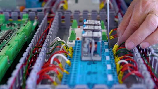 电工在装配线上使用电缆和电线的特写视频素材模板下载