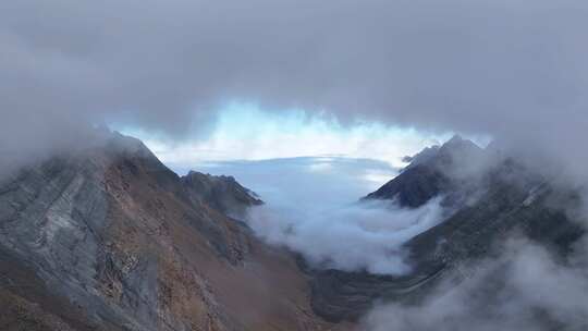 航拍四川岷山山脉雪宝顶群山云海风光