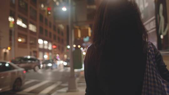 夜晚女人行走在纽约的街道
