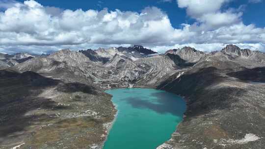 航拍晴朗天气下的四川甘孜姊妹湖风景