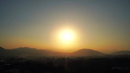 清晨山上日出延时阳光云朵山峰早上太阳光视频素材模板下载
