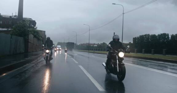 在雨天骑摩托车