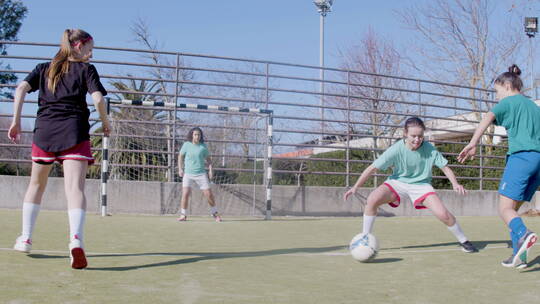 女子足球运动员在赛场踢足球视频素材模板下载