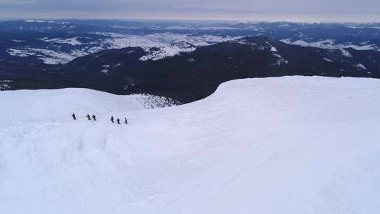 滑雪板运动员在雪中行走_无人机射击