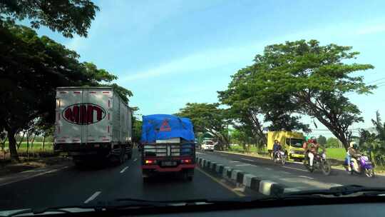 在道路上行驶的汽车