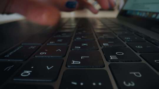 女人的手在键盘上打字特写