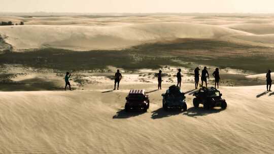 沙丘上的人们