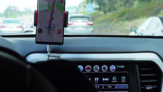 司机使用谷歌地图导航前行视频素材模板下载