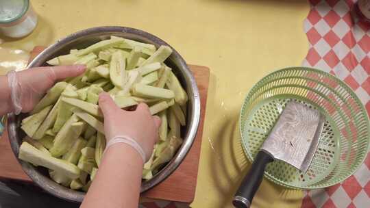 食盐腌制茄子条去水分处理食材