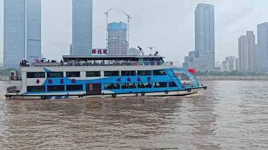 城市湘江游轮驶过游船航行旅游观光船