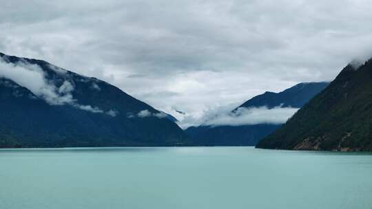 唯美湖泊山峰云雾萦绕