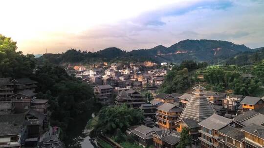 心怀闲适，从容度日，且与山水共清欢