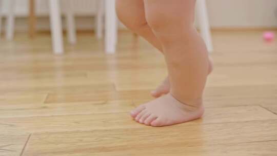 婴儿赤脚走路蹒跚学步新生儿新生命视频素材模板下载