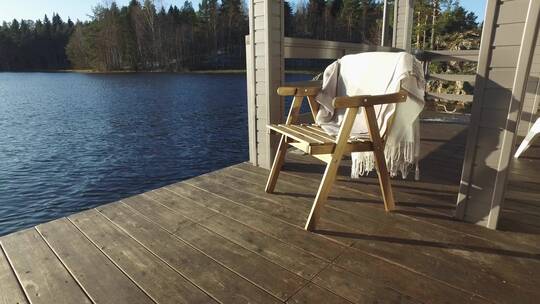 湖边露台上有毯子的凳子