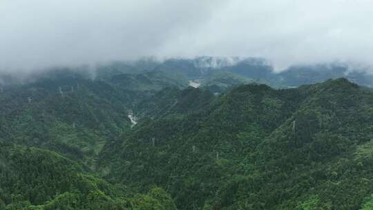 航拍清晨的大山