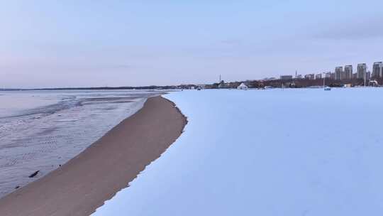 海边沙滩覆盖白雪的冬日景象