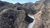 航拍山间蜿蜒公路高清在线视频素材下载
