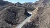 航拍山间蜿蜒公路高清在线视频素材下载