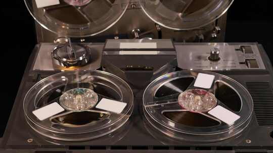 两个Reel to Reel录音机与四盘磁带一起播放音乐视频素材模板下载
