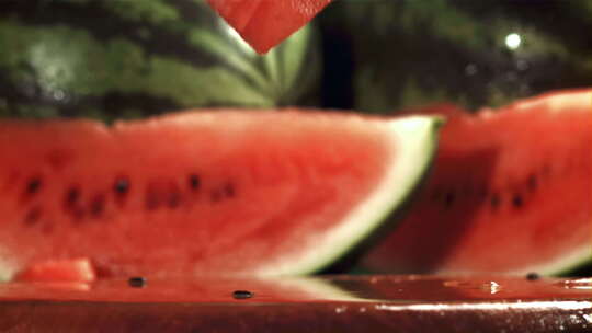 成熟多汁的天然西瓜，切成薄片的红西瓜视频素材模板下载