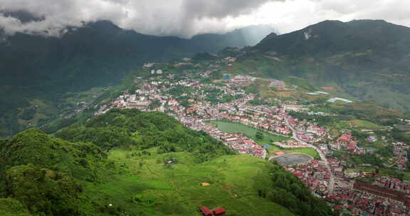 龙爪的鸟瞰图显示了喀斯特山脉中萨帕的风景