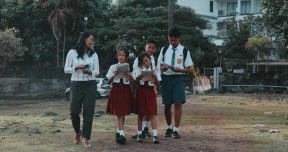 教师和学童实地考察