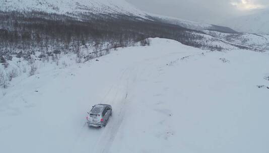 航拍雪地上行驶的汽车