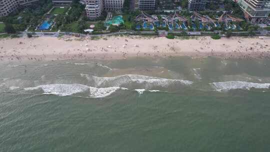 夏天海滩与戏水游客航拍