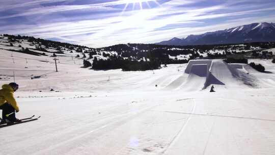 滑雪者朝斜坡走去