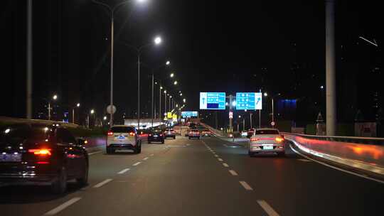 夜间开车行驶在城市道路夜晚城市车窗外风景