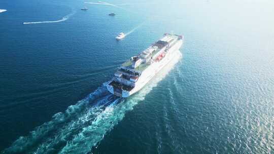 海南三亚蔚蓝色海洋上正驶向远方的豪华游艇