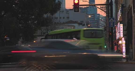 上海街道交警车流慢门傍晚黄昏城市交通