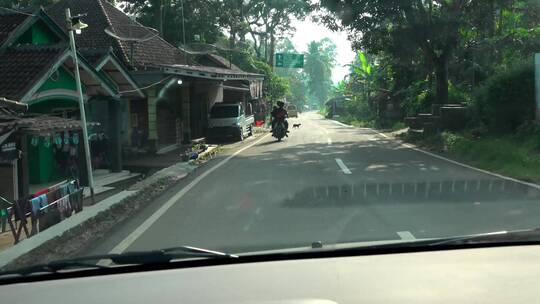 在乡村狭窄的道路行驶