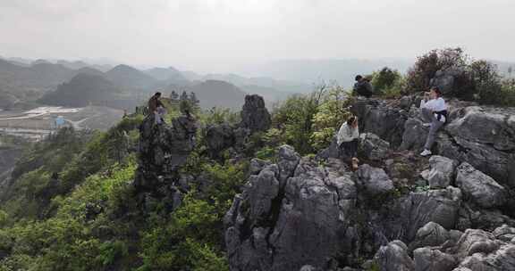 贵州龙里河山顶石头打卡航拍
