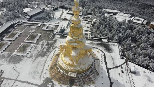 航拍佛教名山四川峨眉山金顶大佛，云雾缭绕视频素材模板下载