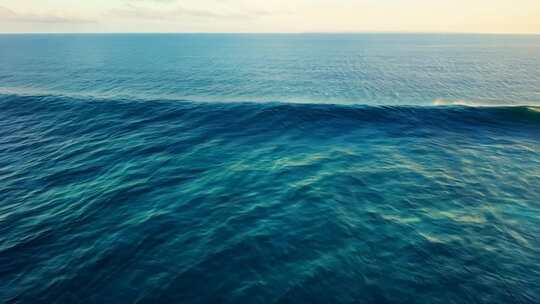 飞越海洋穿越海面海平面大海海水壮观旅行