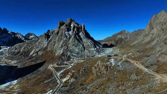 高山间蜿蜒道路的自然风光