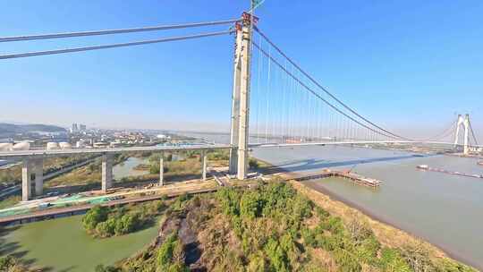 穿越机航拍龙潭大桥在建工程长江岸边轮船视频素材模板下载