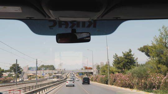 从巴士的前窗拍摄的行驶道路视频素材模板下载
