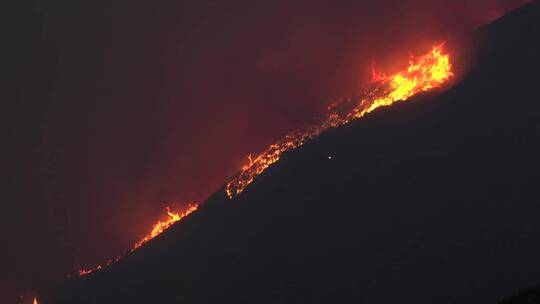 加州干燥山坡上的野火燃烧