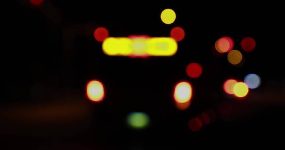 城市街道，唯美汽车灯光，微弱的灯火阑珊