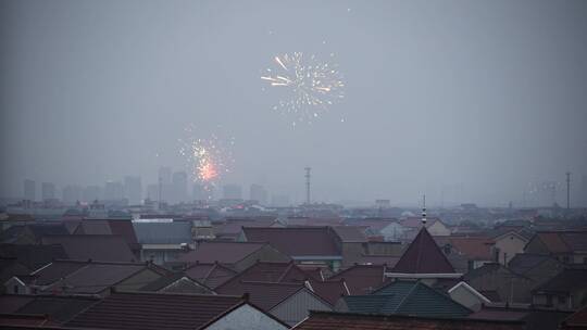 农村除夕夜燃放烟花爆竹