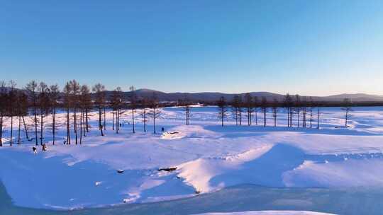 不冻河开阔雪地上有人在活动的景象