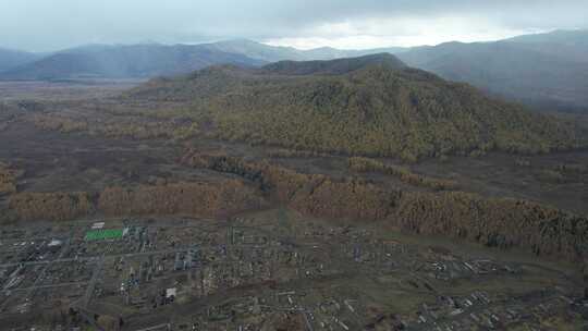 新疆阿勒泰禾木古村落雪山秋色航拍